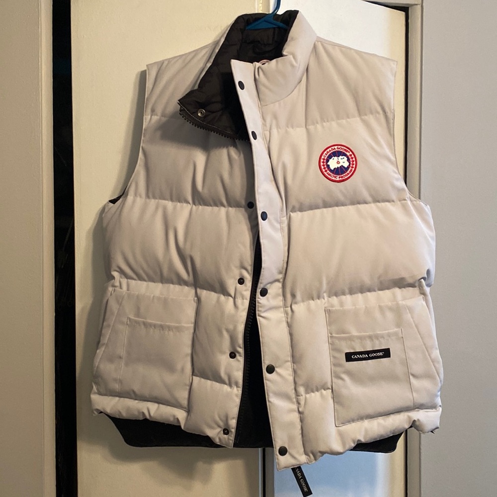 Canada Vest, light grey Sz L, 2 years old very good condition, not worn much